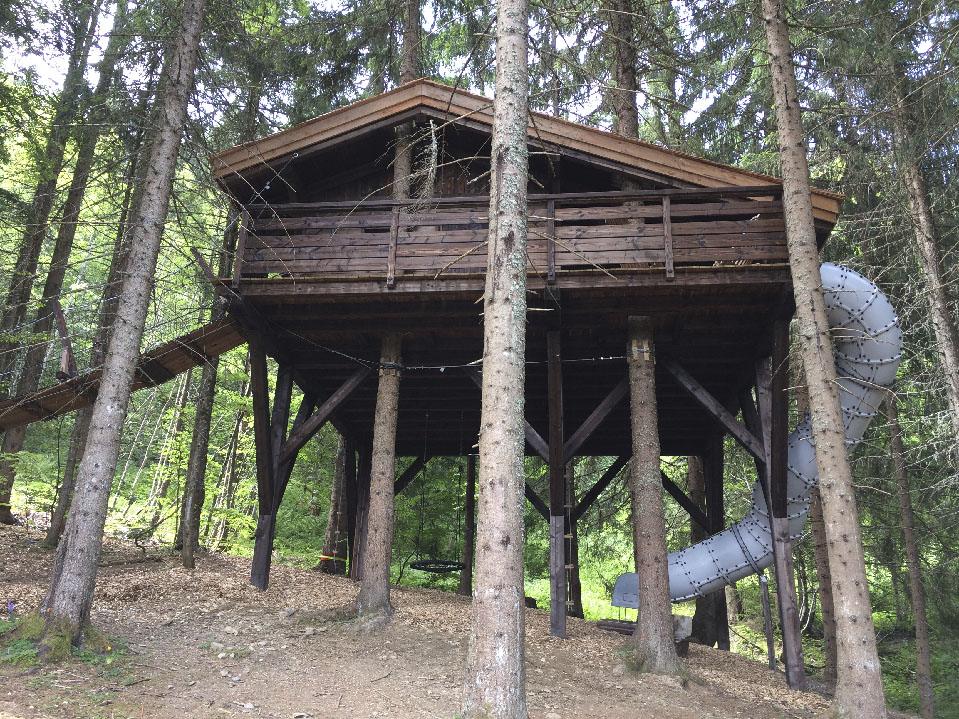 Cabane perchée avec aire de jeux